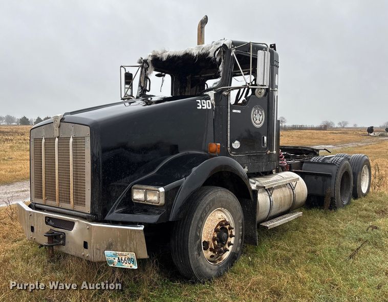 image for item EV3364 2013 Kenworth T800 semi truck