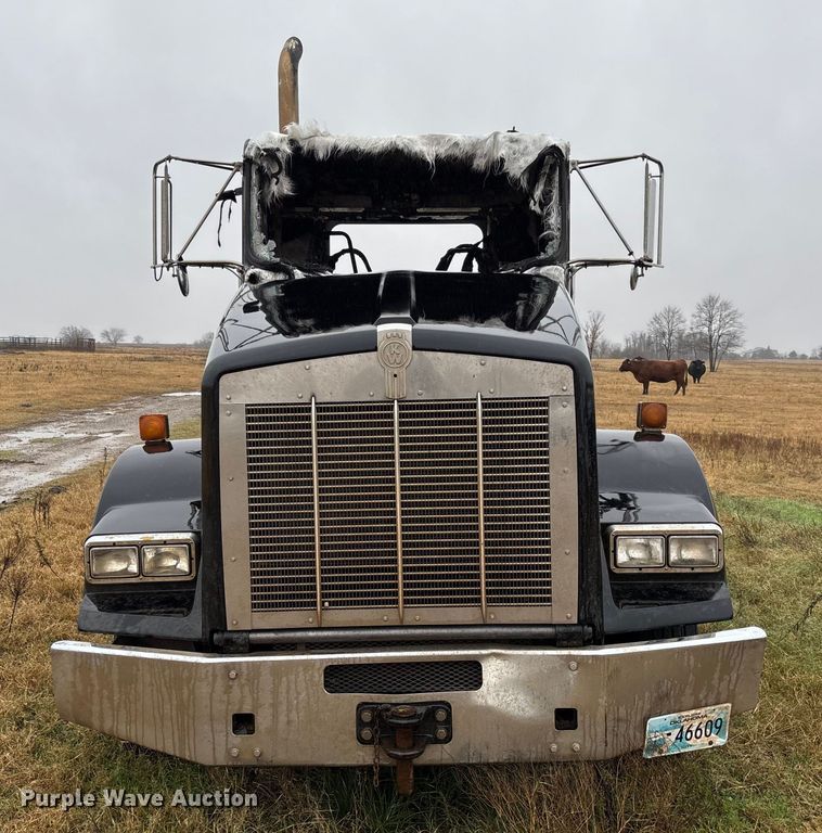 image for item EV3364 2013 Kenworth T800 semi truck