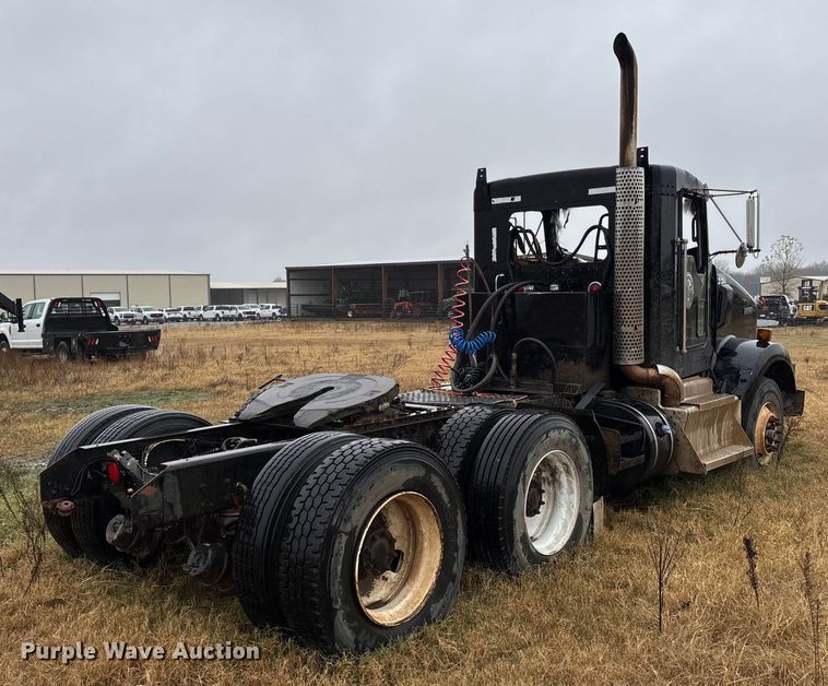 image for item EV3364 2013 Kenworth T800 semi truck