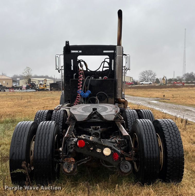 image for item EV3364 2013 Kenworth T800 semi truck