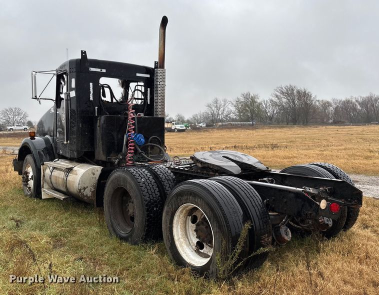 image for item EV3364 2013 Kenworth T800 semi truck
