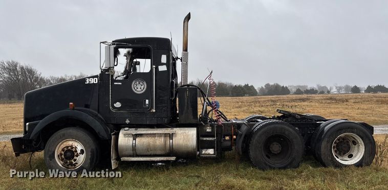 image for item EV3364 2013 Kenworth T800 semi truck