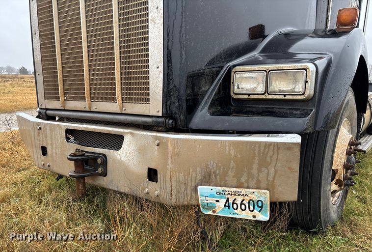 image for item EV3364 2013 Kenworth T800 semi truck