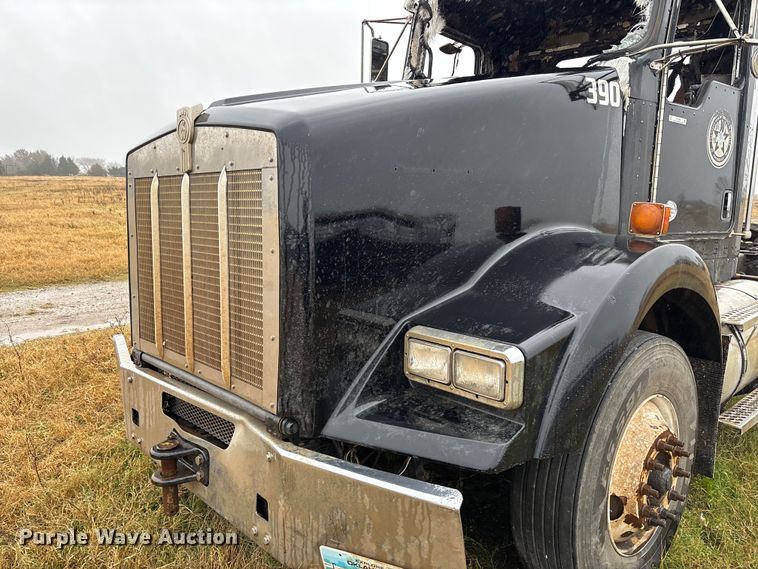 image for item EV3364 2013 Kenworth T800 semi truck