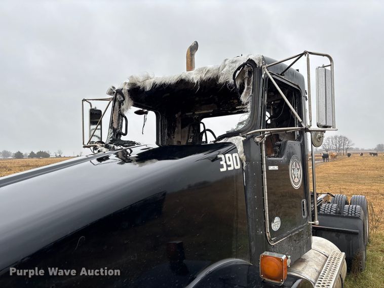 image for item EV3364 2013 Kenworth T800 semi truck