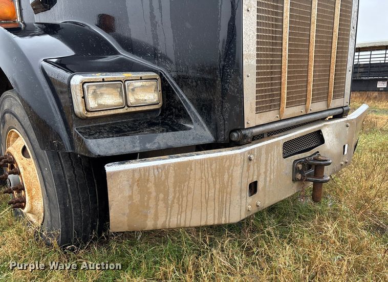 image for item EV3364 2013 Kenworth T800 semi truck