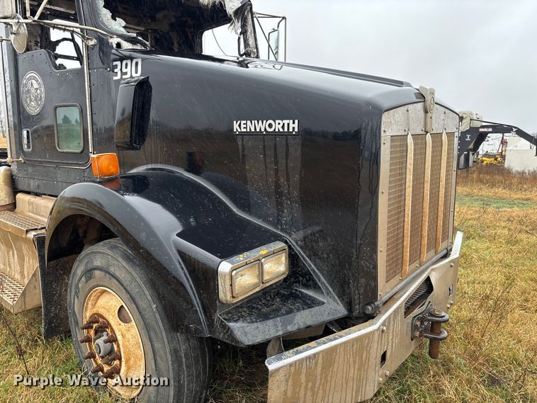 image for item EV3364 2013 Kenworth T800 semi truck