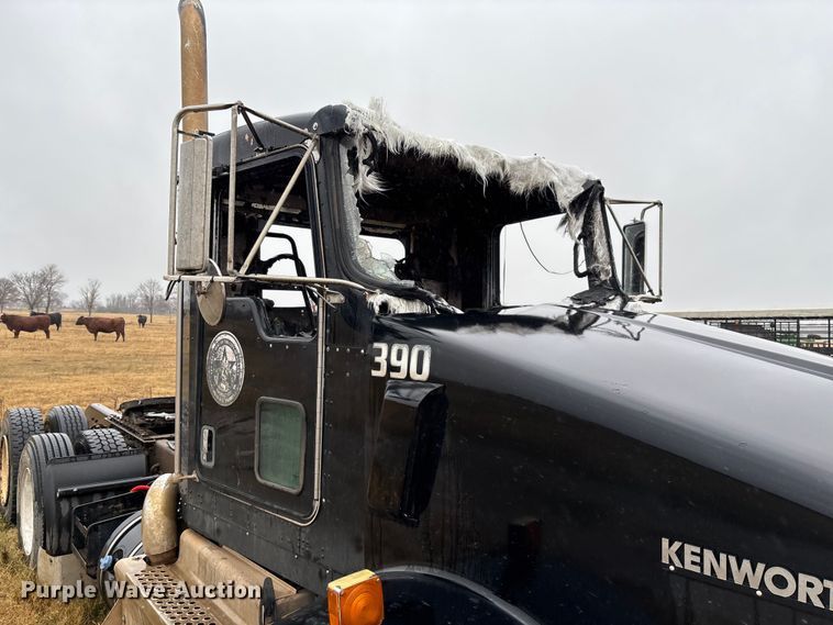 image for item EV3364 2013 Kenworth T800 semi truck