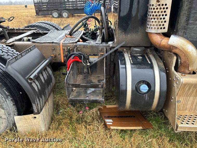 image for item EV3364 2013 Kenworth T800 semi truck