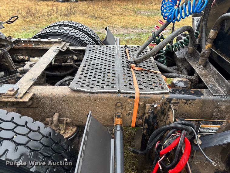 image for item EV3364 2013 Kenworth T800 semi truck