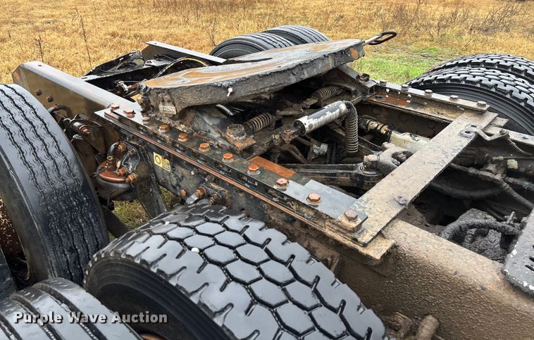 image for item EV3364 2013 Kenworth T800 semi truck