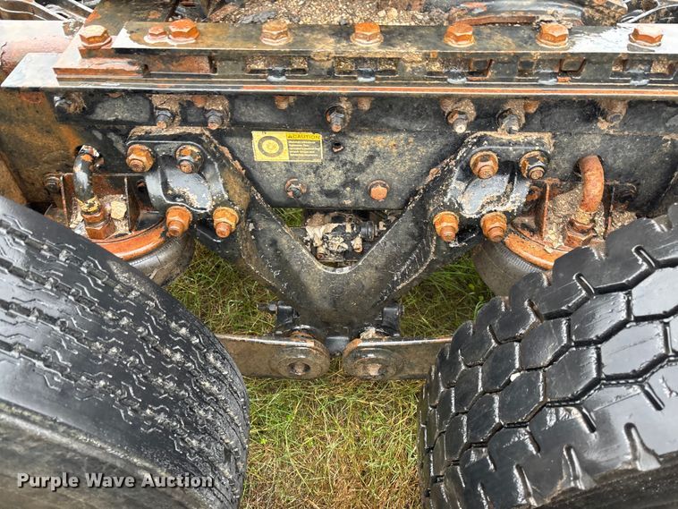 image for item EV3364 2013 Kenworth T800 semi truck