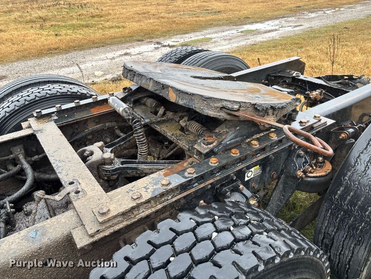 image for item EV3364 2013 Kenworth T800 semi truck