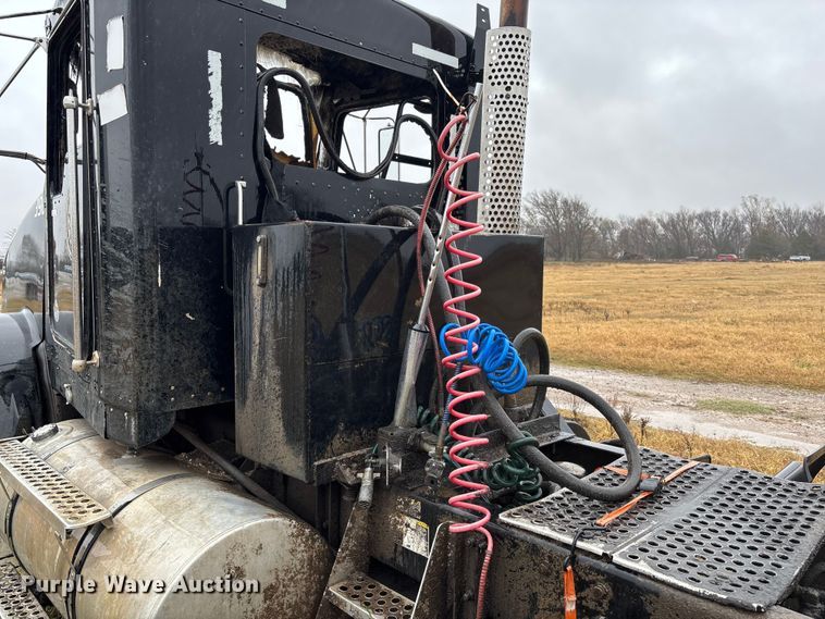 image for item EV3364 2013 Kenworth T800 semi truck