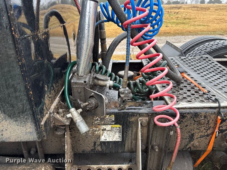 image for item EV3364 2013 Kenworth T800 semi truck