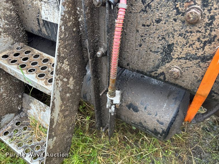 image for item EV3364 2013 Kenworth T800 semi truck