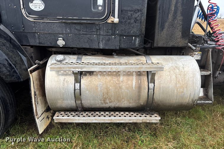 image for item EV3364 2013 Kenworth T800 semi truck