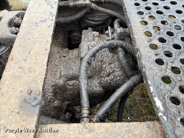 image for item EV3364 2013 Kenworth T800 semi truck