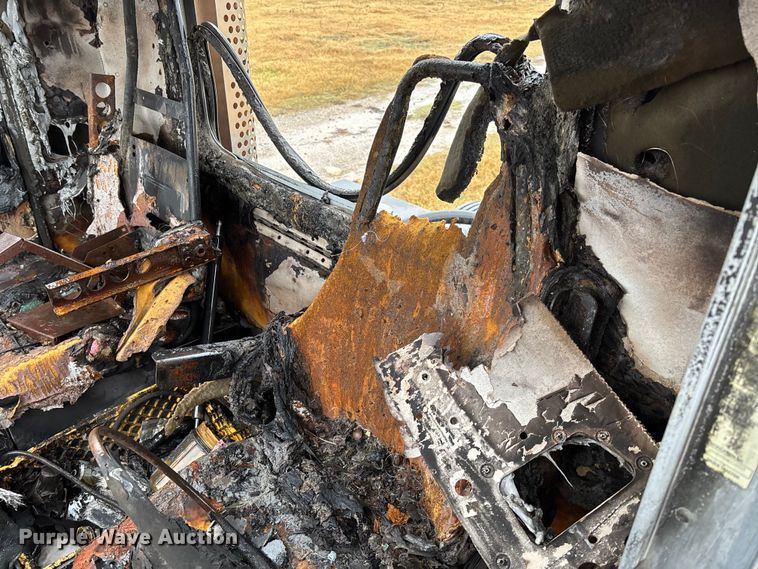 image for item EV3364 2013 Kenworth T800 semi truck