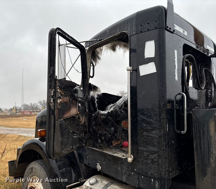 image for item EV3364 2013 Kenworth T800 semi truck