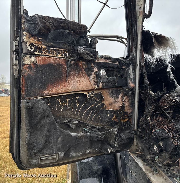 image for item EV3364 2013 Kenworth T800 semi truck