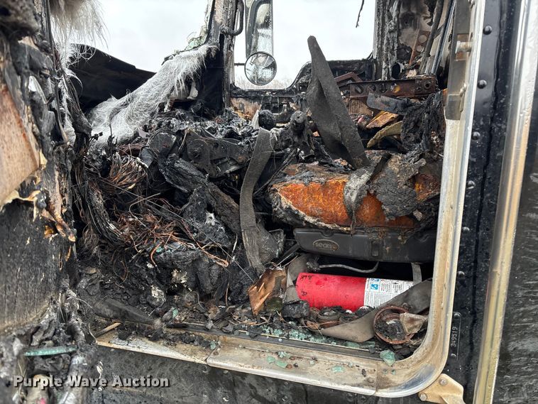 image for item EV3364 2013 Kenworth T800 semi truck