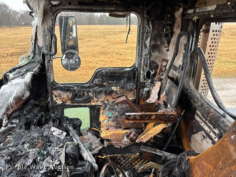 image for item EV3364 2013 Kenworth T800 semi truck