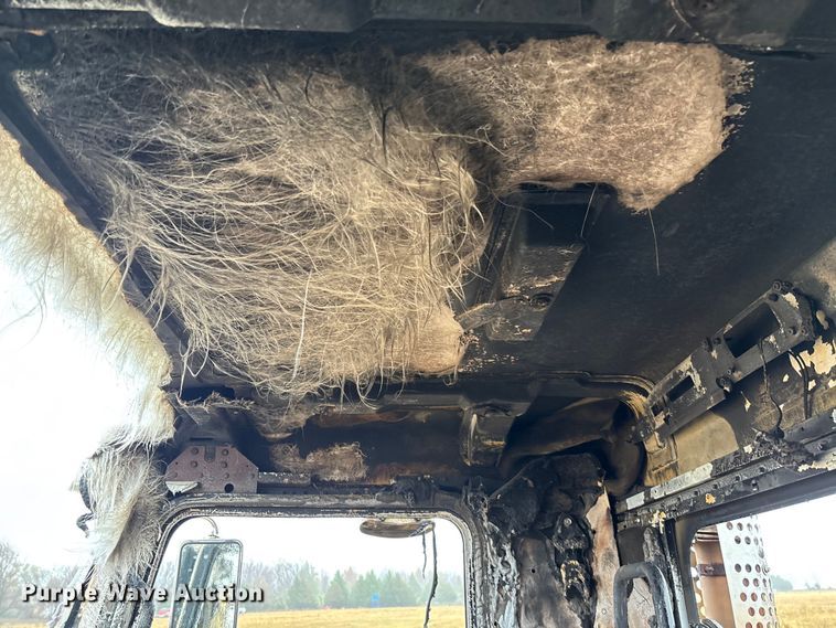 image for item EV3364 2013 Kenworth T800 semi truck