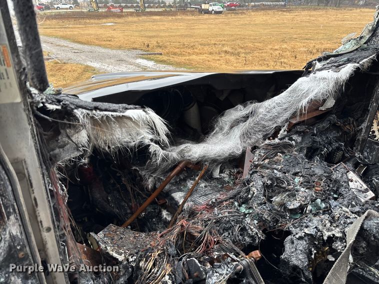 image for item EV3364 2013 Kenworth T800 semi truck