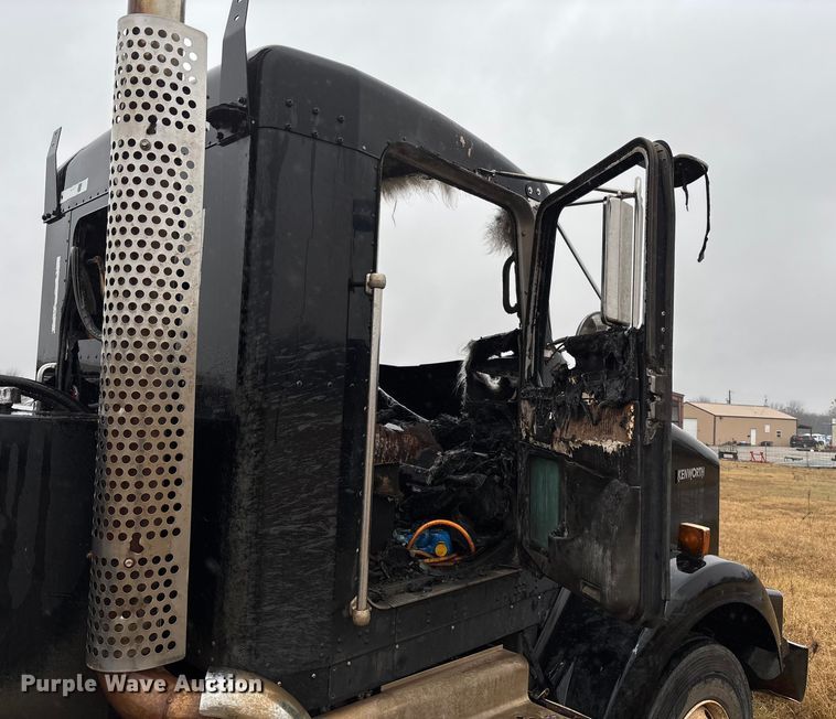 image for item EV3364 2013 Kenworth T800 semi truck