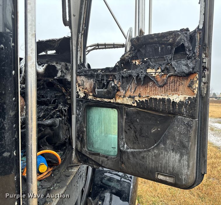 image for item EV3364 2013 Kenworth T800 semi truck