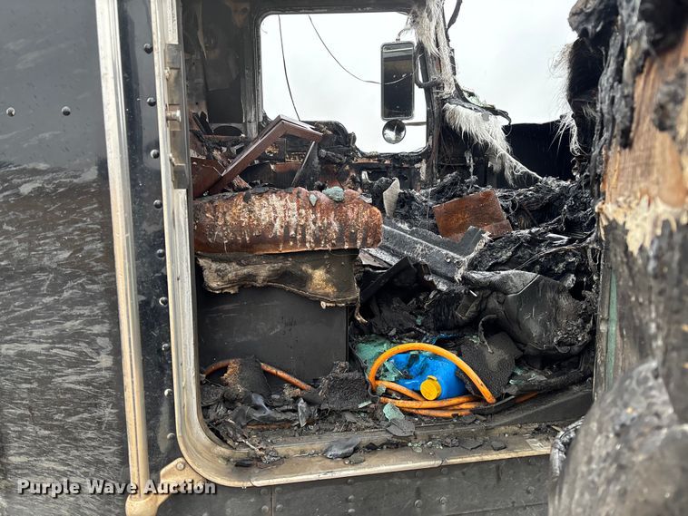 image for item EV3364 2013 Kenworth T800 semi truck