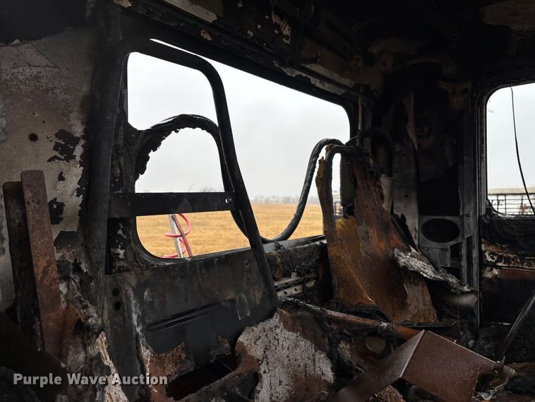 image for item EV3364 2013 Kenworth T800 semi truck