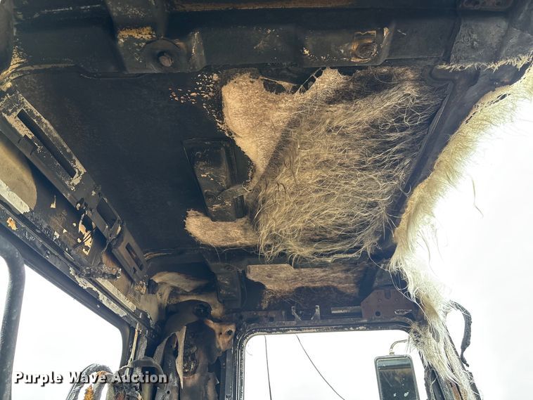 image for item EV3364 2013 Kenworth T800 semi truck