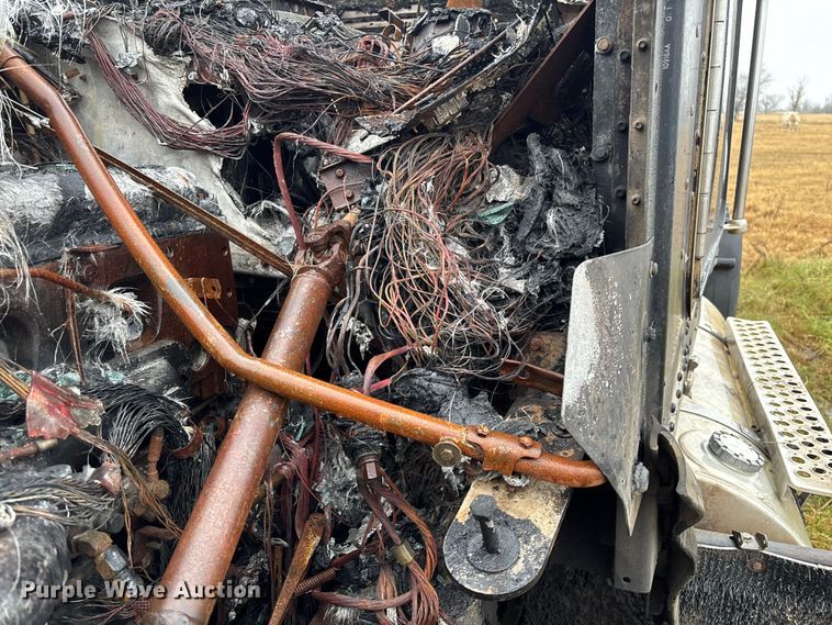 image for item EV3364 2013 Kenworth T800 semi truck