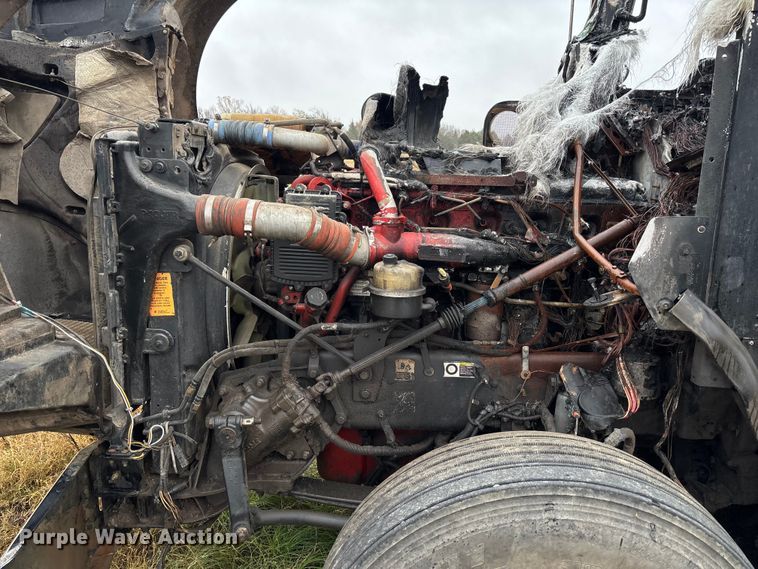 image for item EV3364 2013 Kenworth T800 semi truck