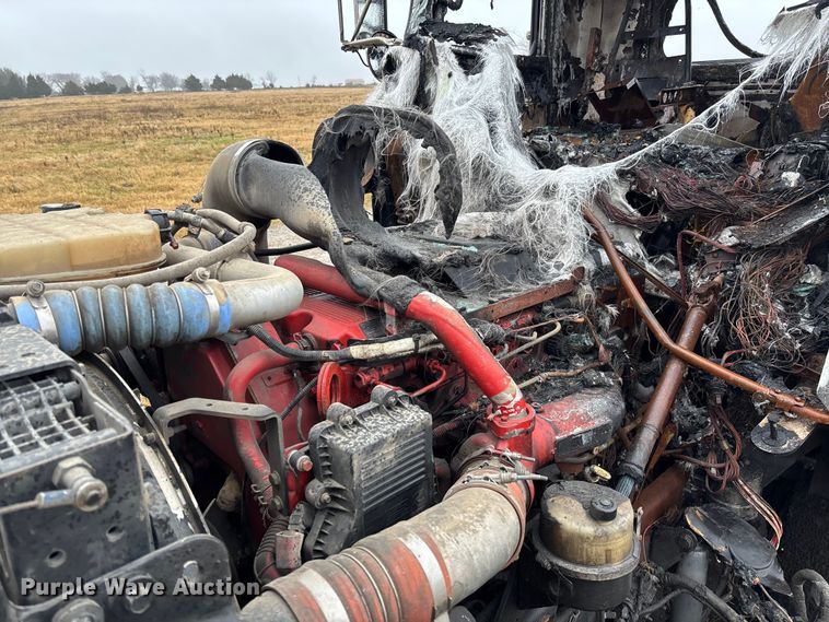 image for item EV3364 2013 Kenworth T800 semi truck