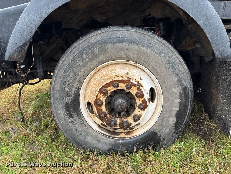 image for item EV3364 2013 Kenworth T800 semi truck