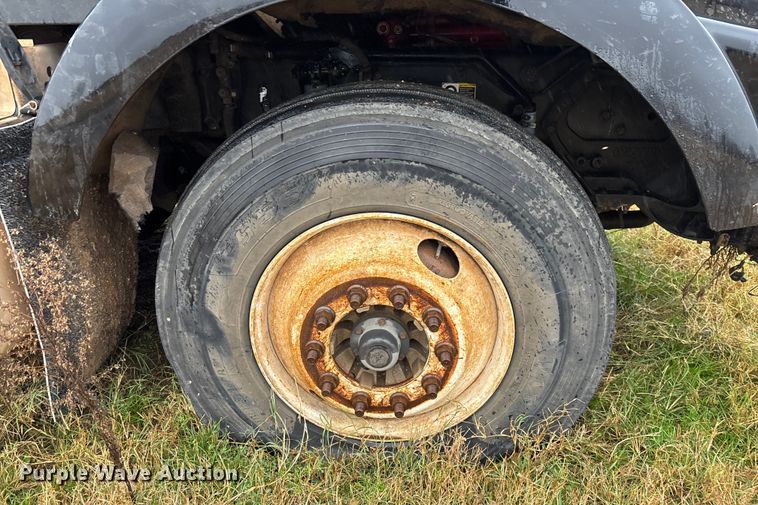 image for item EV3364 2013 Kenworth T800 semi truck