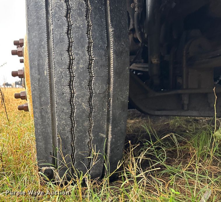 image for item EV3364 2013 Kenworth T800 semi truck