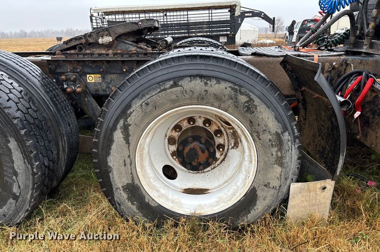 image for item EV3364 2013 Kenworth T800 semi truck