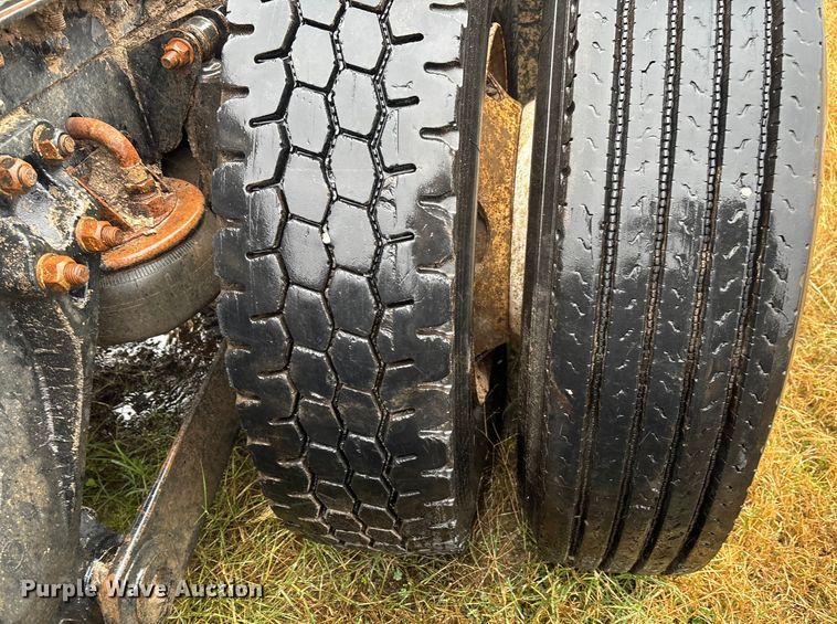 image for item EV3364 2013 Kenworth T800 semi truck