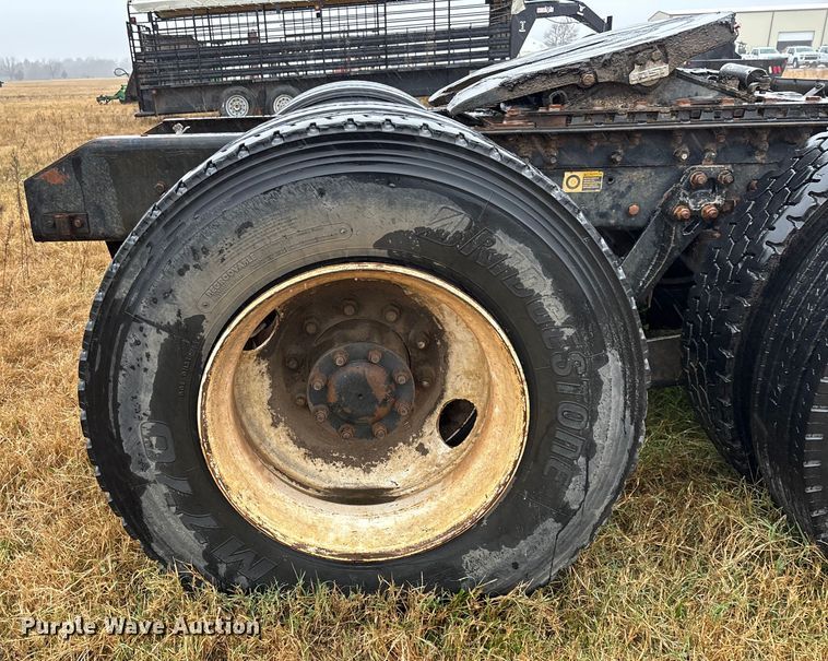 image for item EV3364 2013 Kenworth T800 semi truck