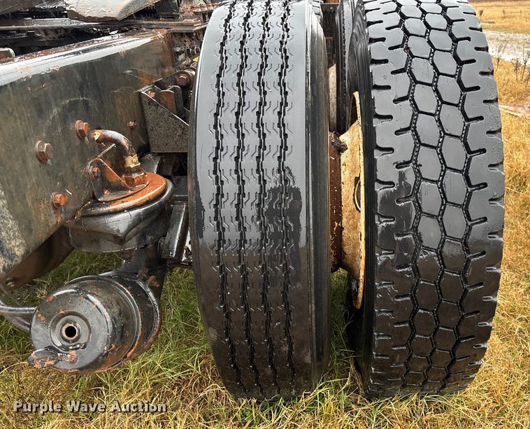 image for item EV3364 2013 Kenworth T800 semi truck