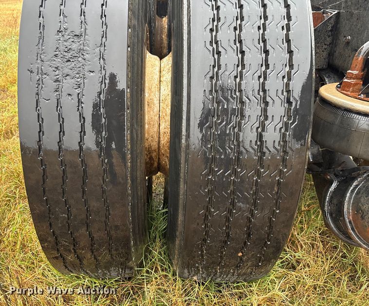 image for item EV3364 2013 Kenworth T800 semi truck