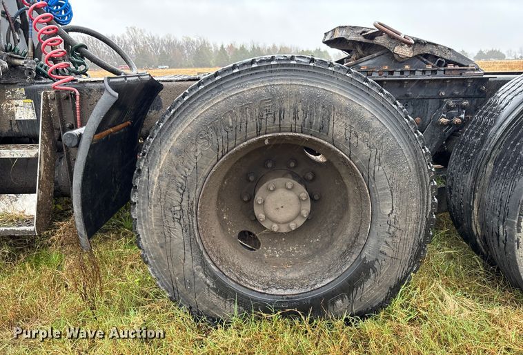 image for item EV3364 2013 Kenworth T800 semi truck