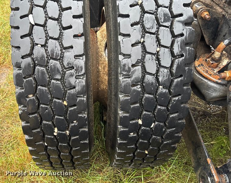 image for item EV3364 2013 Kenworth T800 semi truck