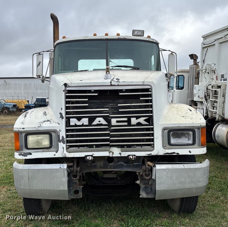 image for item EV3380 1997 Mack CH613 semi truck