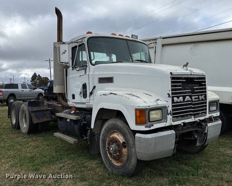 image for item EV3380 1997 Mack CH613 semi truck