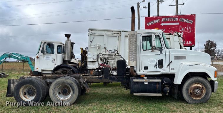 image for item EV3380 1997 Mack CH613 semi truck
